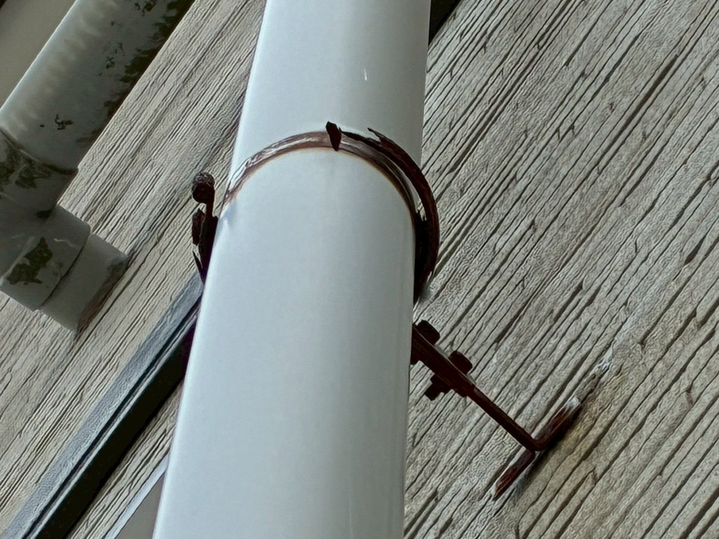 錆びて外れた樋の固定金具